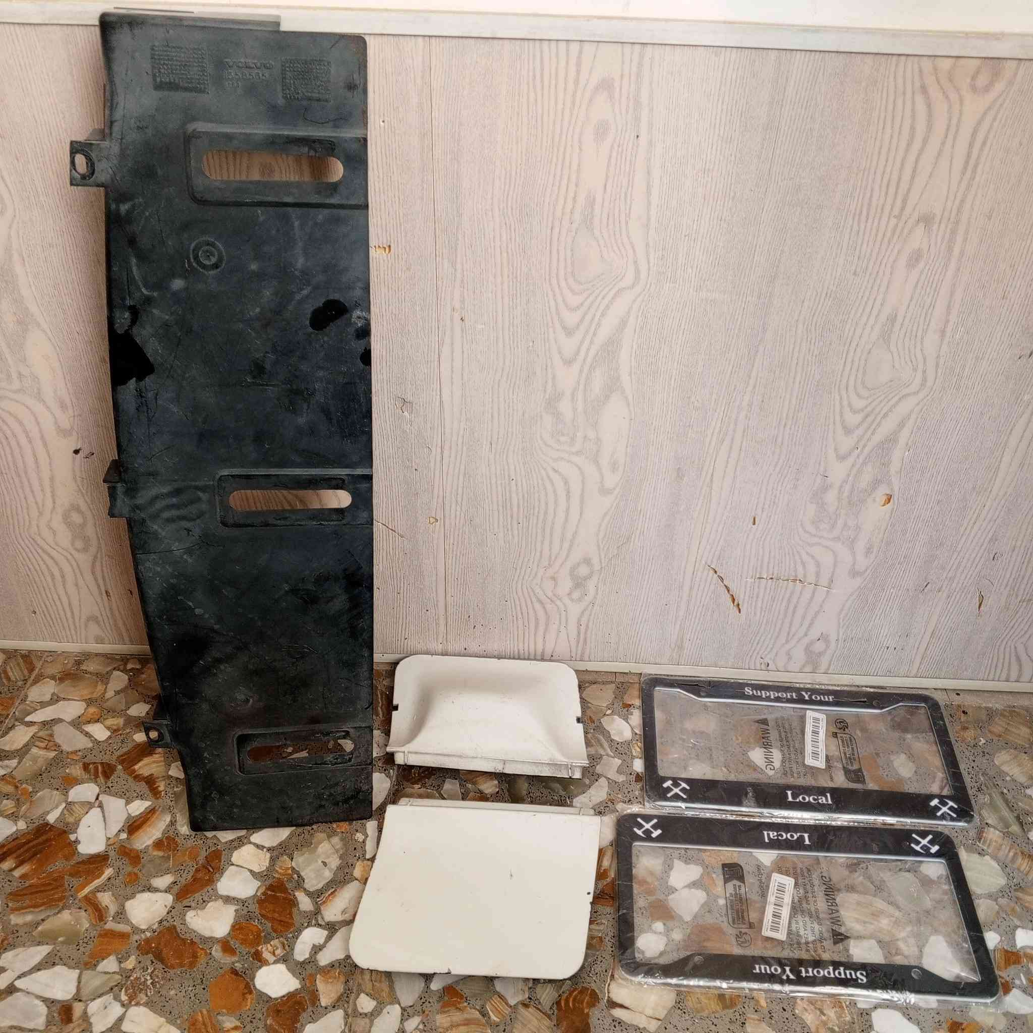 السلام عليكم 
موضح بالصور غراض فالفو ٩٤٠ الي  محتاج اي شغلة يتصل على الرقم ويدلل يريد كلهن  يقيم الي يرضي الله *********** واكو فراش دشبول V70و ٩٤٠ اخر قطعتين
