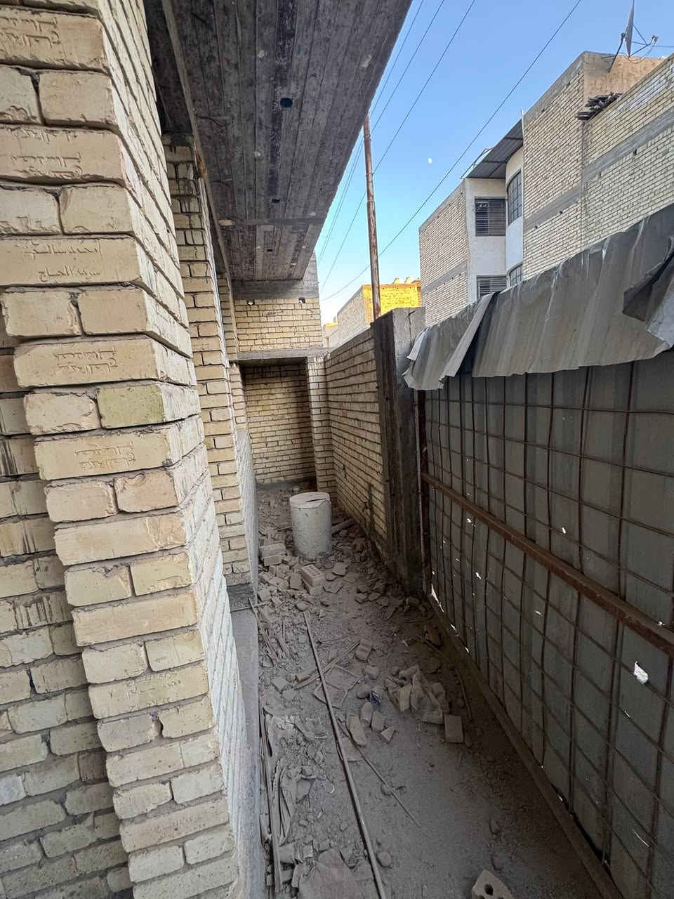 شاطئ التاجي (الطي )
بيت للبيع مساحة ١١٧ متر 
خمس غرف نوم ماستر 
هول كبير +حولي 
صحيات اربعة (وانتو بكرامة )
حديقة داخلية +سكاي لايت 
مطبخ عدد ثنين حار بالطابق الأرضي وبارد بالطابق الأخير 
للاستفسار اكثر اتصال على الهاتف *********** 
متوفر واتساب
هام ‼️ السعر جداً مناسب ‼️
