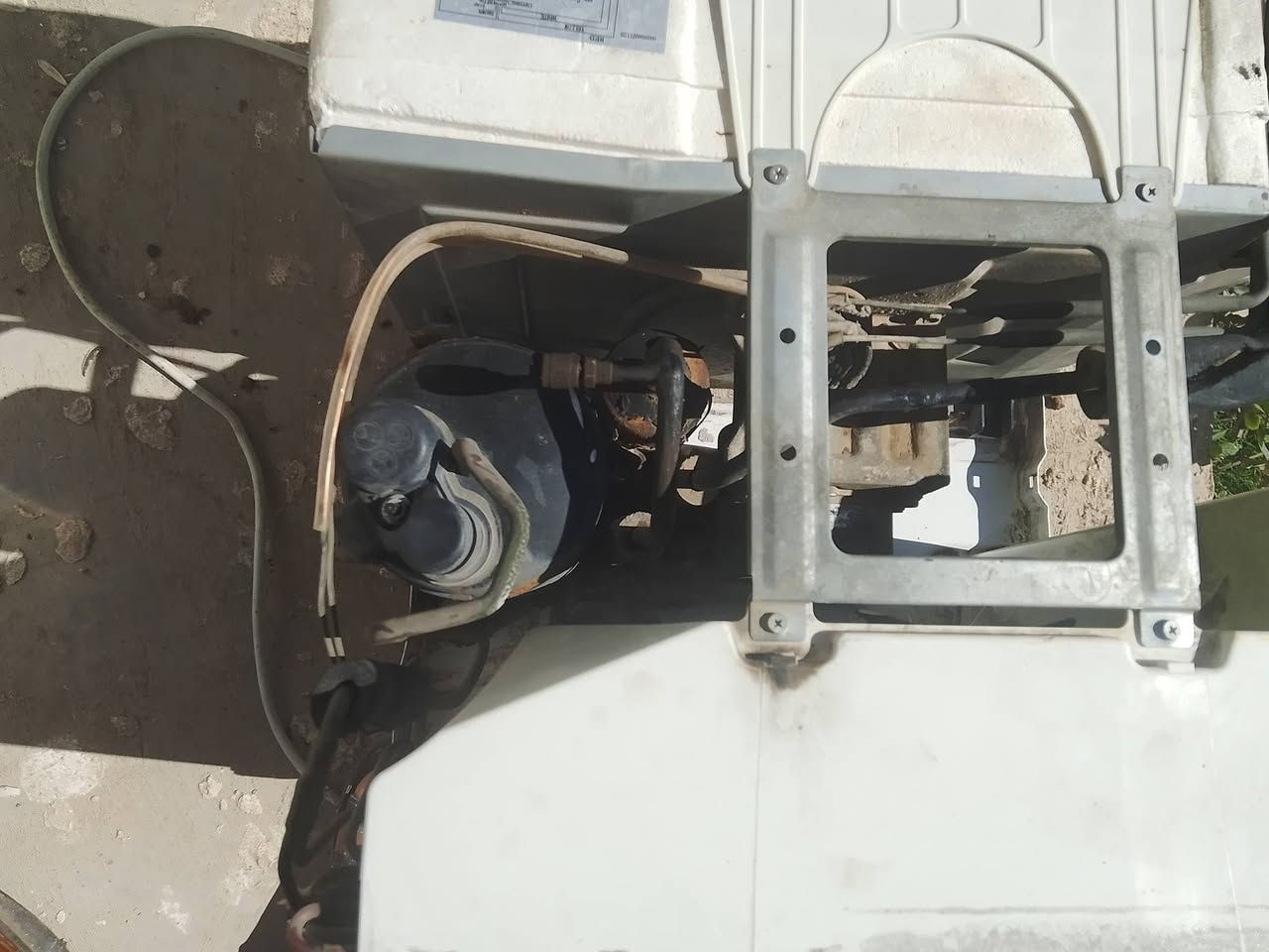 مكيف طن واحد ميديا موسم واحد مشتغل   يسحب 3 امبير ثلج سعر 125 الف مكاني الراشدية  السادة البوحياة ‏‪0781 222 3501‬‏وتساب
