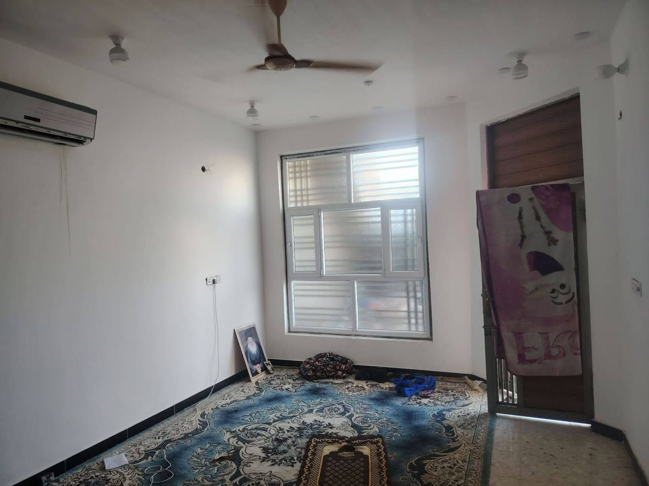 دار للبــــــيع 💥
وبسعر مناسب جداً جداً جداً
الموقع الخضراء مقابل ساحة البيع المباشر
المساحة 250 م
البيت طابقين يحتوي الطابق الأول على كراج طرمة واسعة مطبخ وإستقبال  وهول داخلي واسع و مجموعة صحية داخلية وخارجية وغرفتين نوم.

الطابق الثاني نفس ما موجود بالطابق الارضي لكن غير مسقف (هيكل) علما ان درجه معزول عن البيت وبالامكان جعله داخل البيت
🔹 البيت بناء جديد مسكون اقل السنة
🔹 شارع يخبل والجوارين وردة
للاستفسار الاتصال على الرقم
***********
