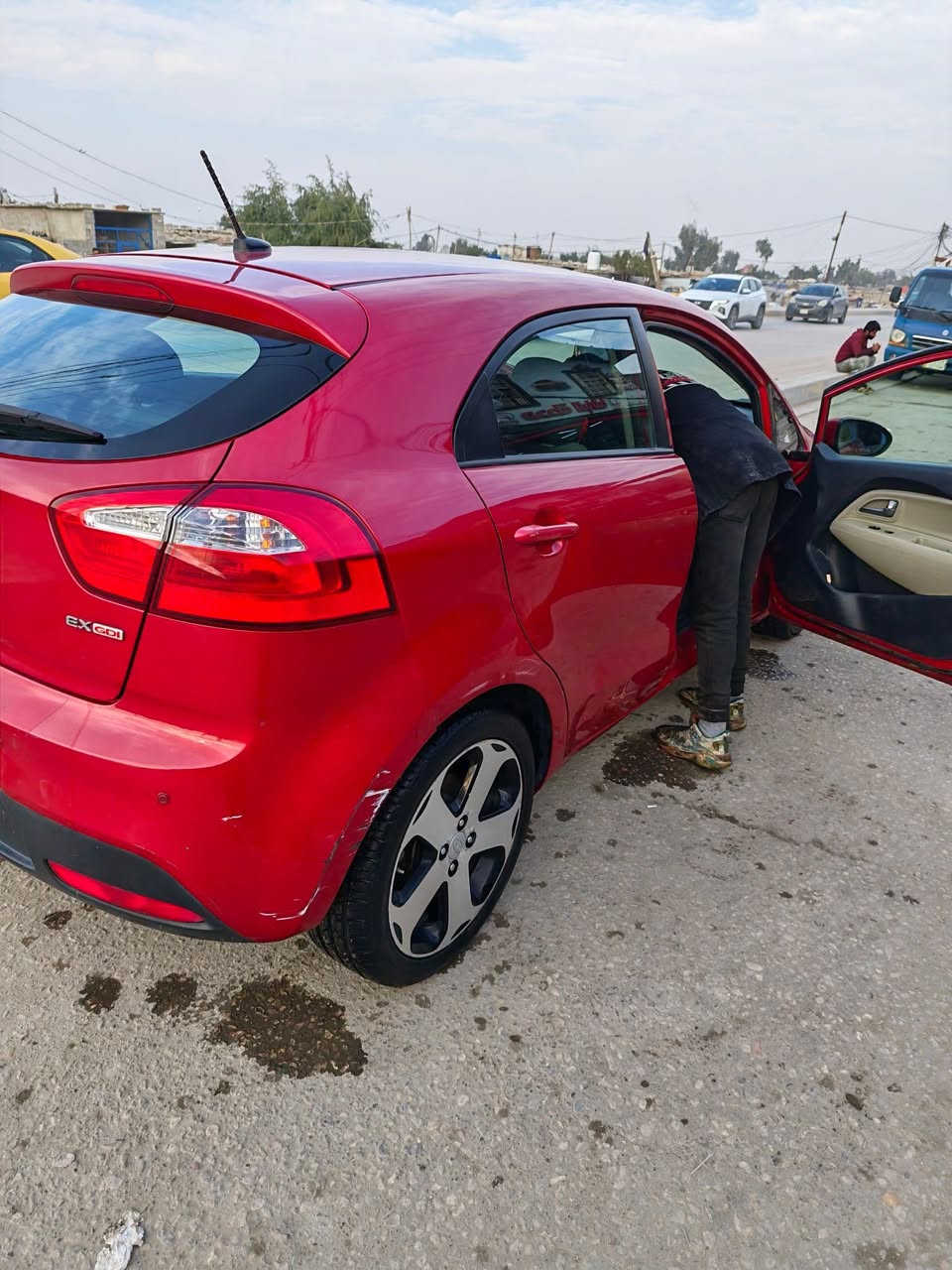 السلام عليكم 
كيا ريو 2013 للبيع فقط
وارد امريكي محرك 1600بيه صبغ الجاملغ الايسر وباب السائق فقط وبيه جراد بسيط بالقمارة..سيارة حلوه وبلادية ماشيه 44 الف  ميل حقيقي
رقم بابل باسمي السعر 70وبيه مجال بسيط
للاستفسار الاتصال على ***********
