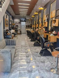 شباب عندي كرسي واحد فارغ محتاج حلاق اذ احد حاب يشتغل يتفضل خاص او يتصل...