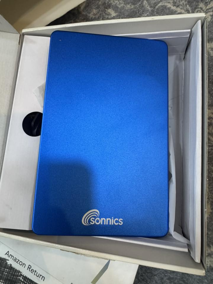 هذا المنتج هو قرص صلب خارجي من شركة Sonnics بسعة 4 تيرابايت.
السعة التخزينية: 4 تيرابايت. 
نوع الواجهة: USB 3.0، والذي يوفر سرعات نقل بيانات عالية تصل إلى 5 جيجابت في الثانية. 
التوافق: متوافق مع أجهزة الكمبيوتر التي تعمل بنظام ويندوز، وأجهزة الماك (Mac)، بالإضافة إلى منصات الألعاب Xbox One و PS4. 
المميزات: يأتي بهيكل ألومنيوم للمساعدة في تبديد الحرارة والحفاظ على برودة القرص. 
سعره 50  الف مع التوصيل


**إذا كنت صاحب هذا الإعلان وتريد حذفه لأي سبب، رجاءا أرسل رسالة إلى الدعم الفني**