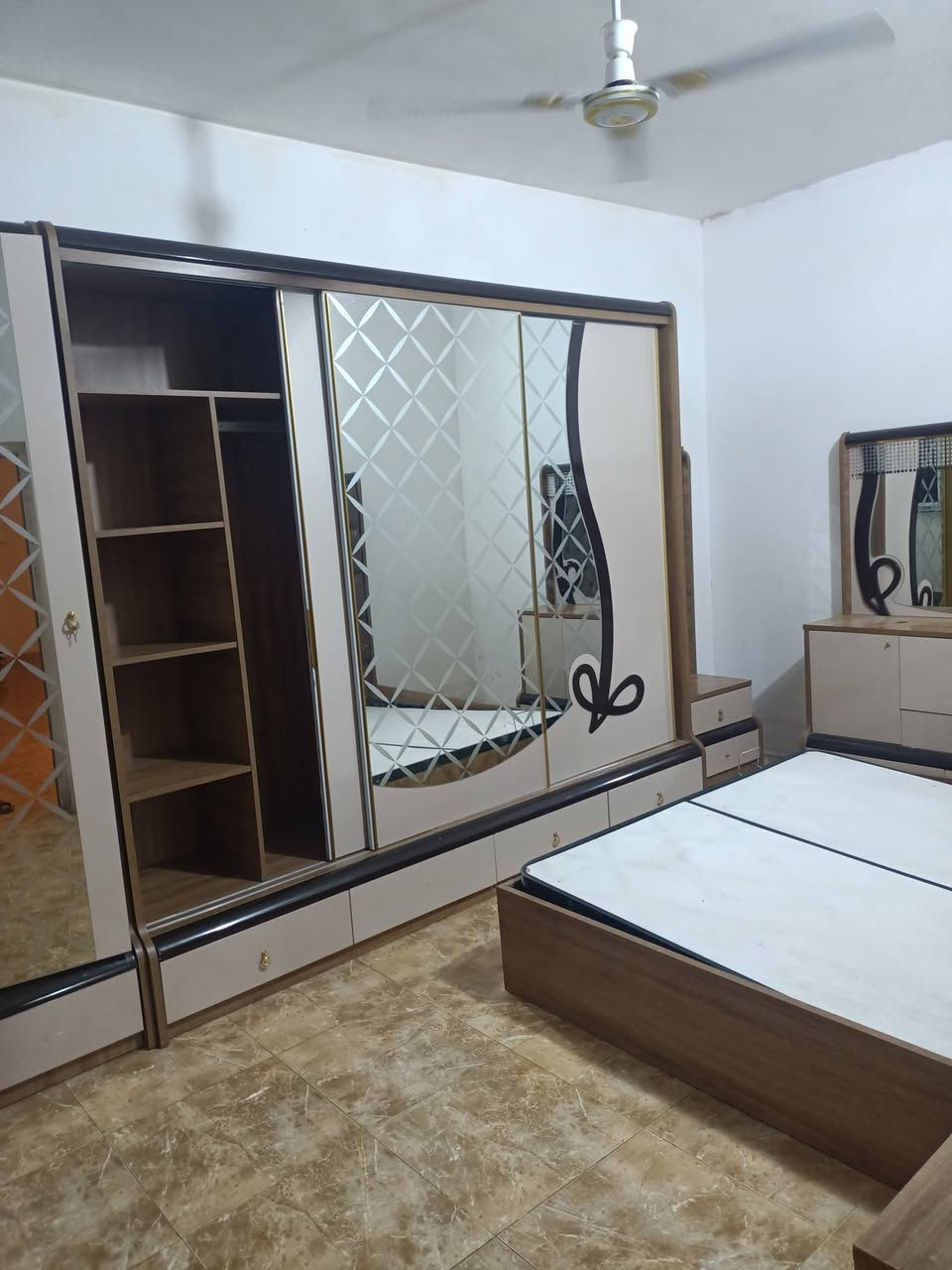 السلام عليكم ورحمة الله غرفه نوم اخت الجديده لليحب يشتري يدخلي على الخاص خلل بسيط بس بلجك


**إذا كنت صاحب هذا الإعلان وتريد حذفه لأي سبب، رجاءا أرسل رسالة إلى الدعم الفني**