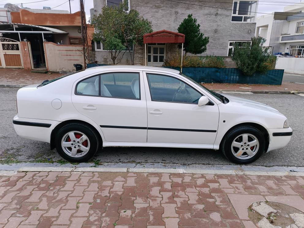 سکۆدا 2009
رەقەم سلئمانی سنەوی یەک سالە بەسەرچووە تەعویلو و بەناوکردئن وغەرامە بە شەرئت مەکینە شانزە گئر عادی بیلاد وبەشەرئتی گئرو ومەکینە و کلاج  وەک شەریکە وابئت بئ دوکەل بئ بوغار بئ سەوئت بئ چەوری 
بۆیاخ چوار پارچەی هەییە پئشتو پئشو شانو سەقفی کەفسە بئ ڕزیو بئ غایسات  تەبرید ساردوو گەرئم لە سەر سویچ  چوار جام کارەبا و قفل مەرکەزی لایتی بەرئز و نئزئم وچواری و تەجیل و موکەبەرەوە برئک و گئجی بەنزین و حەماوەو کرینی بەشەرئت بەرگە کوشئن وداعی تازەییە تاقئم پئش و دوای چرکەی تیا نییە چوارتایە و ویلی لۆکی بۆ بەستراوە  سەیارە زۆر جوان ماوەتە و مالی دۆستە سەعئر44$مەعامەلیەکی برایانە شوئن بازیان 
***********
*********** السليمانية, العراق
