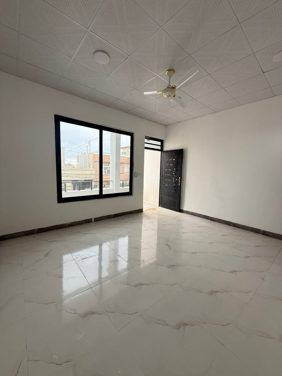 دار 🏠  طابو  ملك صرف 👍🏻 طابق ونص ⭕️ ١٠٠ م طول 
بناء صفرررر 💯💯 ما مسكون ⭕️ بأسم شخص واحد 
مكان خدمات 💯 

غرفة نوم ⭕️ استقبال ⭕️ مطبخ حار وبارد ⭕️ صحيات ⭕️ وكراج ودرج خارجي 
والطابق الثاني ⭕️  غرفة نوم 

 كركوك 💮 قادسية ثانية  منطقة  ٤٩  قريب من حلويات الحلواني 

السعر  💮  ١٠٧  مليون 

للاستفسار 🔍 ***********
مكتب الامين سايدين المرور القديم قريب من جسر الحصو والرمل
