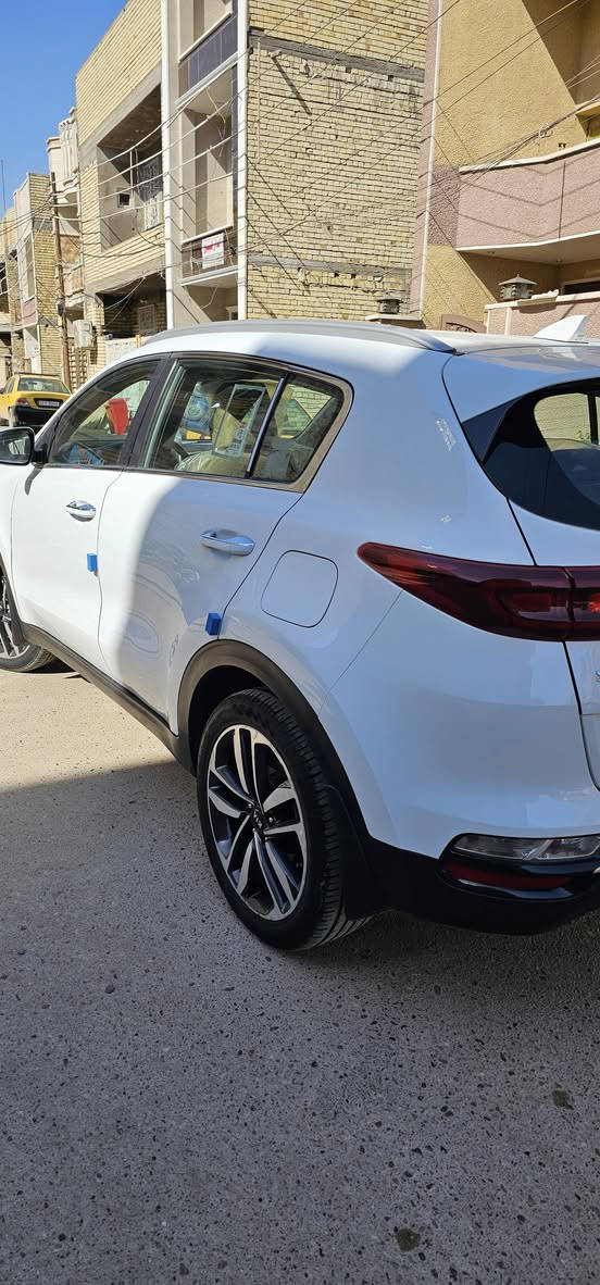 السلام عليكم
كية سبورتج للبيع موديل2021 
 نص فول
(السيارة بيهة بارد باب خلف السايق والبارد الثاني باب الصدر فقط) 
السيارة كلش حلوة ونضيفة ممتعوبة 
ماشية 60الف 
تجي وتشوف بعينك مكان السيارة بغداد الشعب السعر 205 وبيهة مجال والشراي يتصل *********** واني خادم
