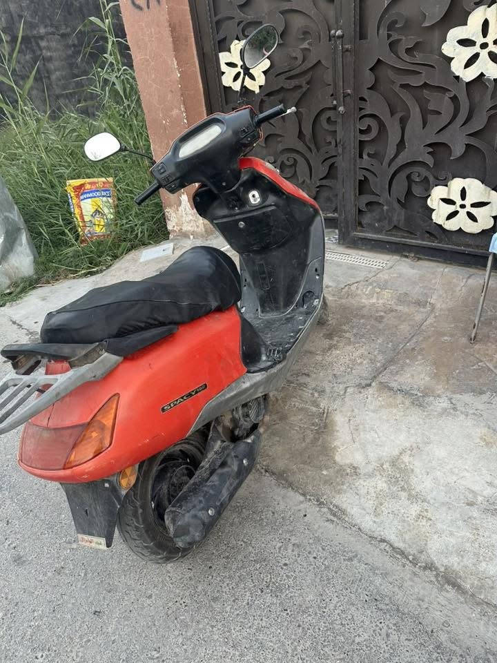 سلام عليكم دراجه سبيسي دراجه بارحه مجفته ومكمل دراجه حلوه ونضيفه نواقصه عرموطه سلف جايبه بس تشدهةً وبولبرن تاير خلفي والباقي كله نضيف وشغال رايدهةً بسعر ٢٥٠ مكاني تقاطع القدس دور زراعه ورقمي ***********
