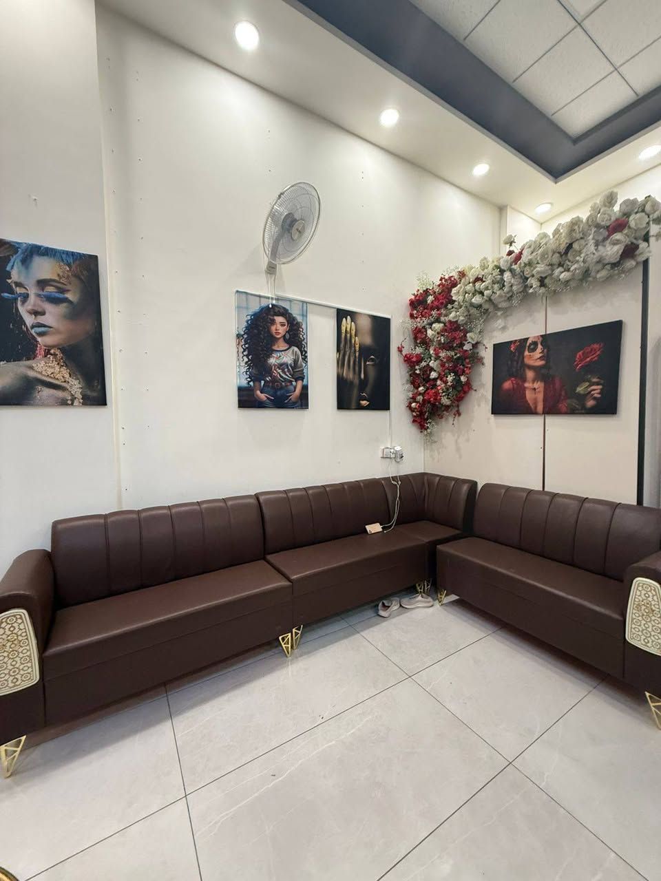 غراض صالون للبيع متكامل من اجهزة ومواد التجميل مع الدكيور السعر 5ملاين وبي مجال قليل ***********
