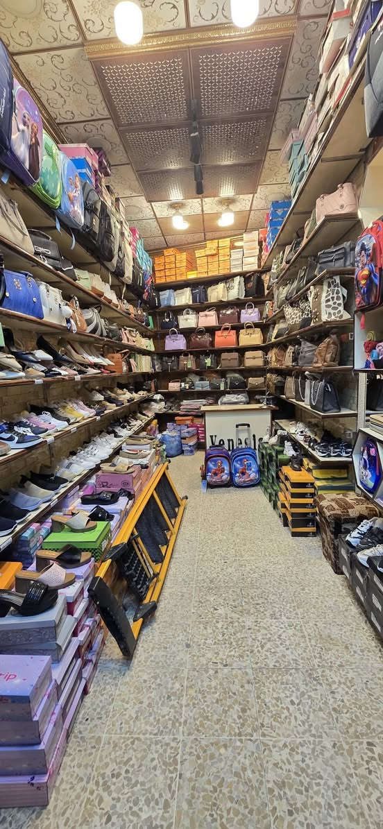 محل احذية وحقائب معروض للبيع
بيع كامل : بضاعة + ديكور + سبلت + جامخانة كامل 
موقع مميز : حي الرفاعي - مقابيل سايدين القسم - مجاور ازياء خاتون وصياغة الاخوين
سبب البيع : عدم التفرغ 
للاستفسار الاتصال او مراسلة واتسب على الرقم 
***********
