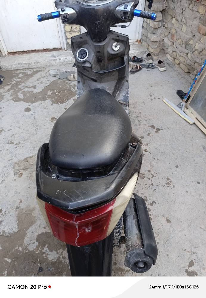 دراجة سكنس فحل للبيع دراجة نگرة سلف مكينة كفالة لا فتح ولا غير أشاير شغالة اللايت شغال تجيء وتشوفها بعينك تأخذها من باب البيت كفراتها ما بيها أي كسر وبيها كابريتر تجاري مكاني بغداد العبيدي  واذا شراي ما نختلف رقمي 
*********** بيه واتساب بغداد, العراق
