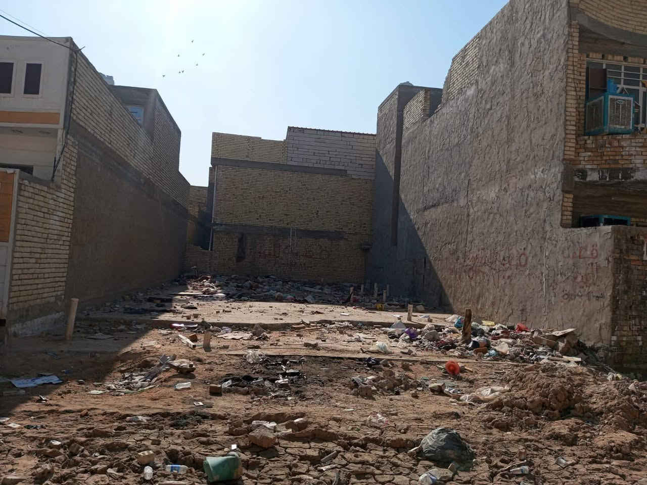 سلام عليكم قطعة للبيع مساحه 200متر بسكينة شارع المكاتب قرب القنات بسعر مناسب جداً ***********
