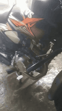 دراجة TVS ياباني اصلي مكفولة كافلة عامة
برغي ممفتوح بيها جيب فيتر وتعال افحص 
دراجة مال رنبة ناعمة كلش متسمع صوت المحرك 
دراجة بعدهي ضمان شركة ماشية 3000 مال سحك دراجة 
كفرات ختم واحد أوراق كاملة بأسمي مرقمه بغداد الدراجة 
سعرها مليونين ونص الف وبيه مجال بسيط 
عنواني/بغداد حي العامل 
هاتف:***********
شراي اتصل
