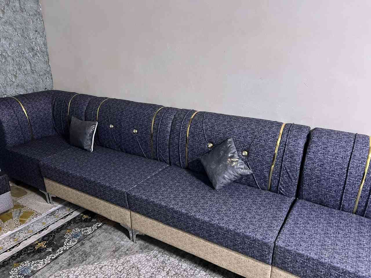 عندي تخم ديوان عشره مقاعد وكاونتر سنك مرمر وملحق اي استفسار على الخاص او على واتساب ‭0776 852 8358‬
