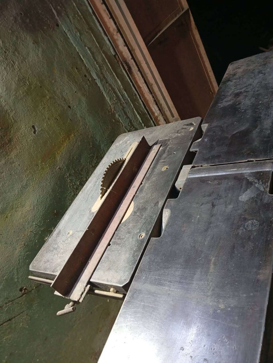 مكينة برغالي حجم كبير ثري فيز خمسه عمليات منشار رنده دبل منقار وفريز مكينه نضافته 90 بميه واحد ونص وبيه مجال مكان كربلاء طويريج للاستفسار ***********
