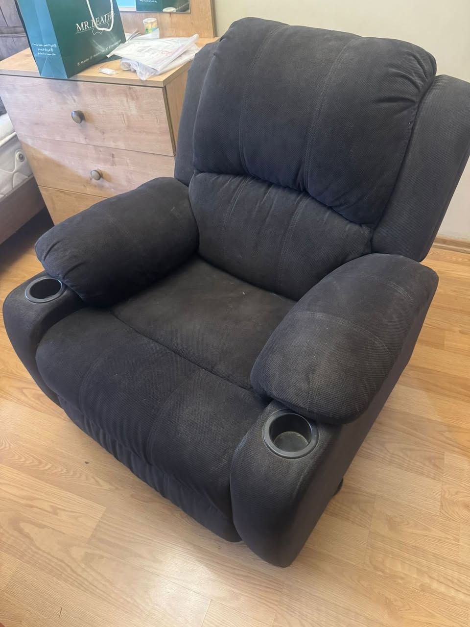 الكرسي واضح بالصور لون رصاصي ريكلاينر 
سعر الشراء ب 525 الف
للبيع ب 300 الف
مكان حي العدل
التواصل خاص


**إذا كنت صاحب هذا الإعلان وتريد حذفه لأي سبب، رجاءا أرسل رسالة إلى الدعم الفني**