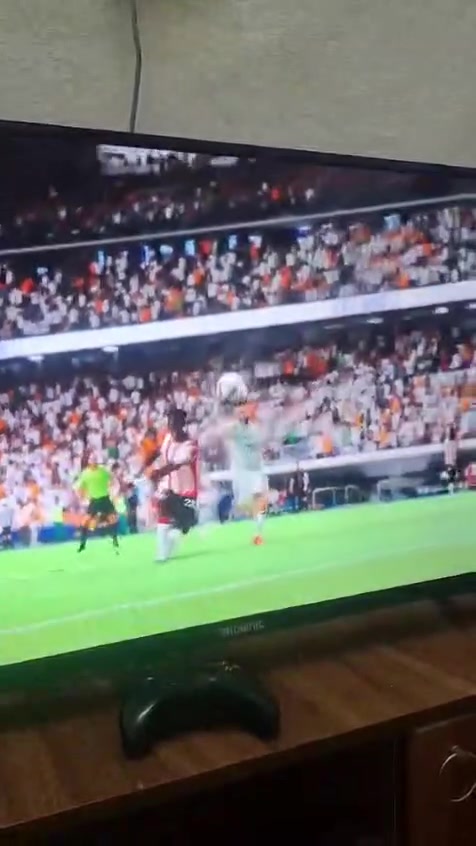 اكس بوكس وان
جهاز شغال ١٠٠٪ ما مفتوح مع 2جوستك اصلي بلوتوث
+حساب +قرص فيفا ٢٥   
واتساب فقط...
***********

