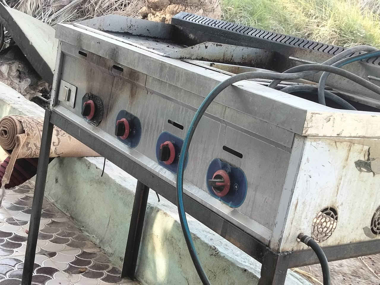 غراض مطعم.  والشوايات للبيع
تفاصيل ***********
