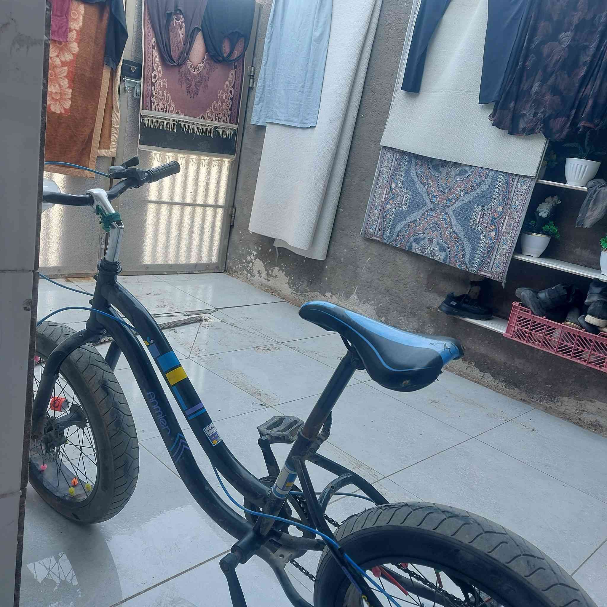 العنوان بغداد الشعب الجمعيات 
السلام عليكم عدي بايسكل جديد لل بيع نوعيه تأيمر بايسكل عوزه بس بريك الله شاهد ستوني بدلت تواير اله 
 يعني بايسكل جديد السعر ٦٠ وبي مجال حك الجيه التصال علا هاذ الرقم ***********
