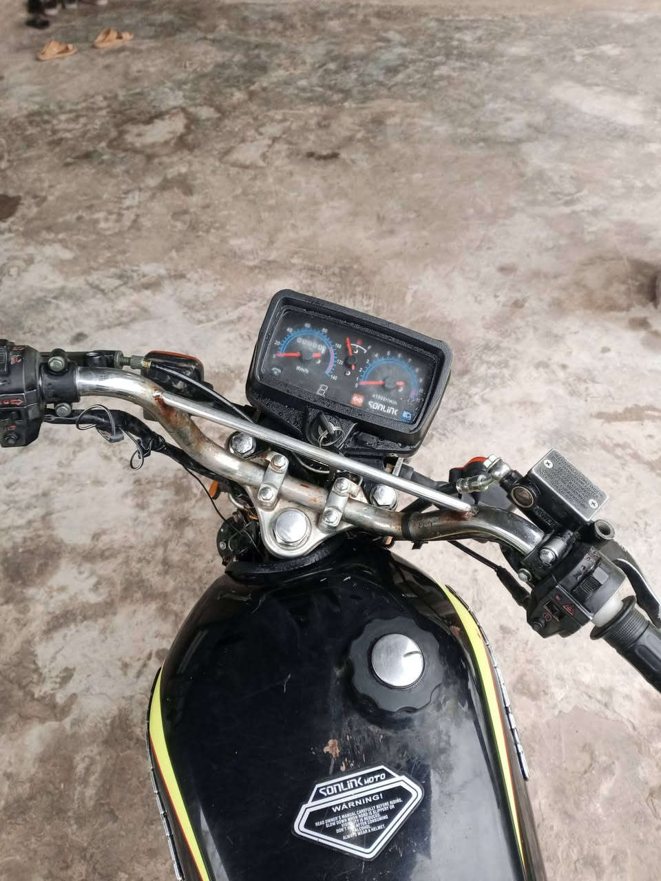 السلام عليكم 
دراجه سيفان.موديل 20 
محرك خير من الله 
سلف كهربائيه شغاله
اواق كامل 5اوراق 
السعر 375 وبي مجال حگ الجيه 
المكان ديالى الخالص التحويله ***********
