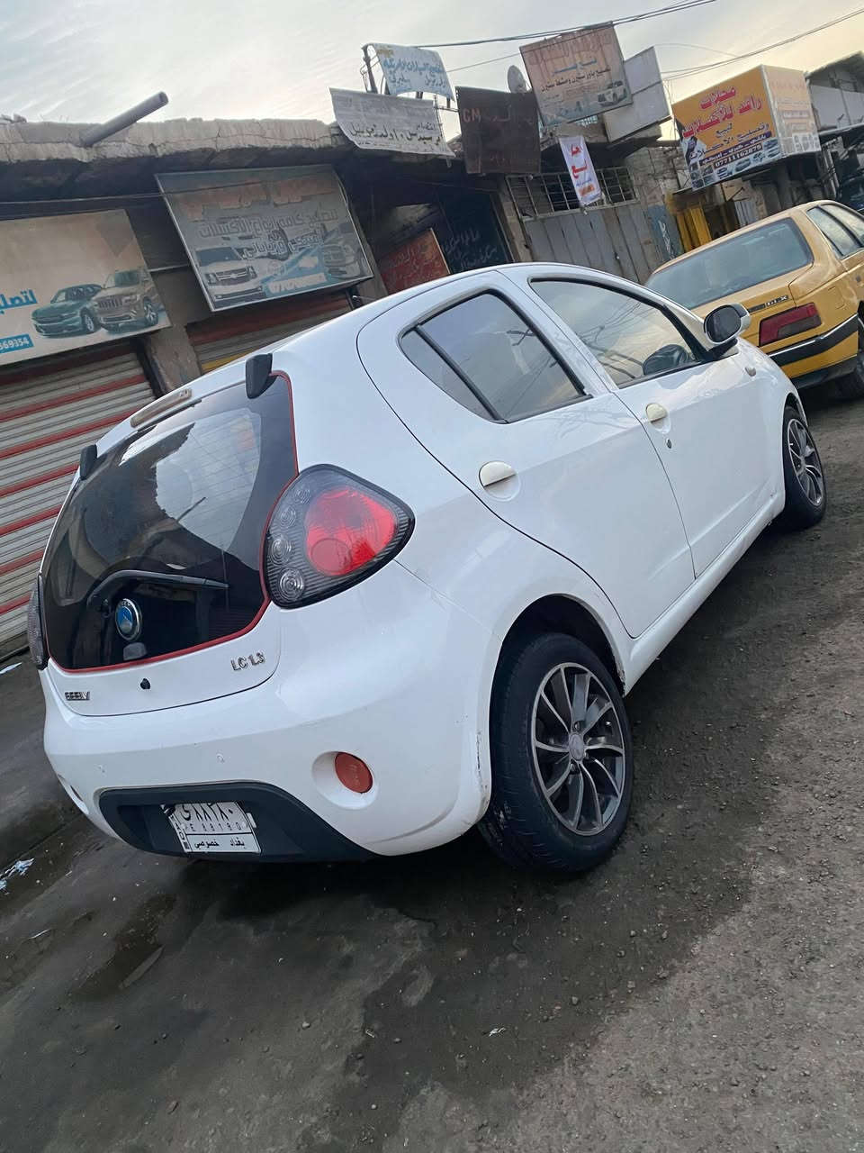 السلام عليكم مرخصه الادمنيه للبيع باندا جيلي سيار جديده ما ماشيه هواي ماشيه88 تبريد  شغال سنويه بعده ما ساقطه مكفوله بيه دوسه مصبوغه بس الباقي كفاله السياره جديده بمعنه الكلمه السعر 57مجال بسيط جدآ لاستفسار ***********
