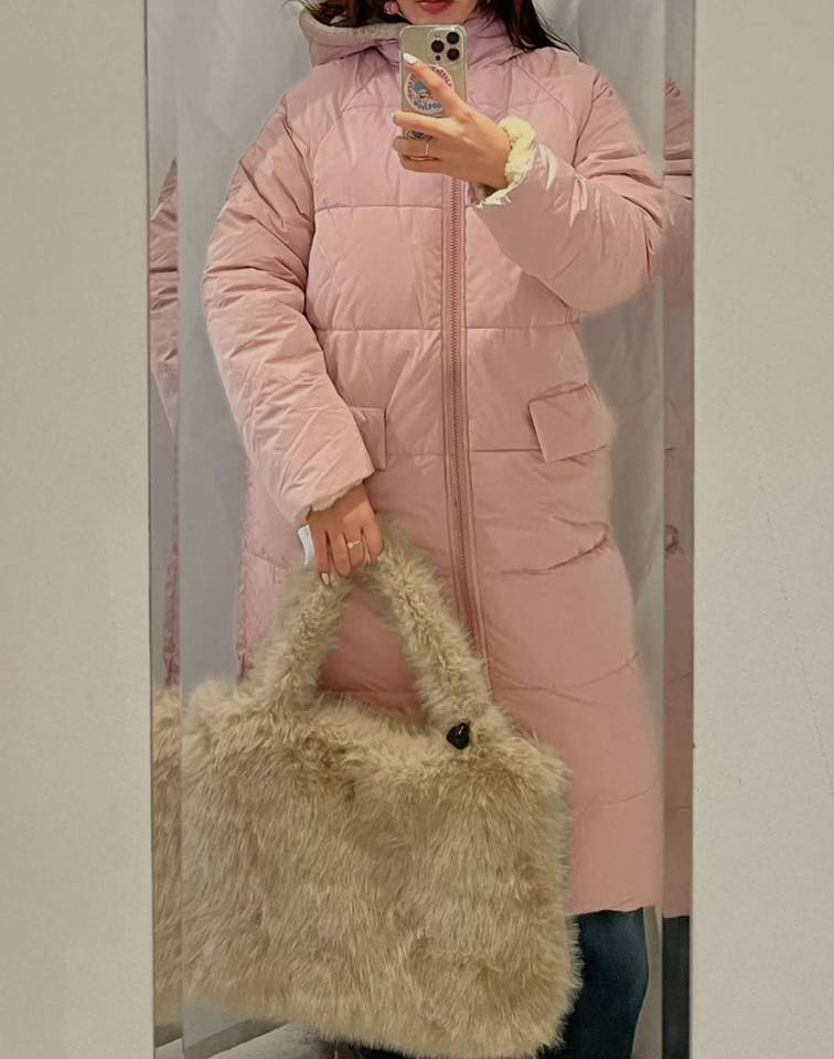 معطف / جاكيت نسائي شتوي أنيق نفخ لون فوشي وردي
مقاس 4XL (حجم خاص) – فصال رياضي
✨ يلبس وجهين: جهة قماش، والجهة الثانية فرو صوف كامل حتى الردن
✔️ سحاب بطول المعطف
✔️ جيوب أمامية + جيب داخلي
✔️ قبعة (كابوس)
✔️ دافئ، عملي، وكلش حلو

💰 السعر: 25 ألف

📞 رقم الموبايل والواتساب: ***********
🚚 خدمة توصيل لجميع المحافظات

هاشتاكات:
#معطف_نسائي #جاكيت_شتوي #يلبس_وجهين #نفخ #فرو #مقاس_كبير #4XL #أزياء_شتوية #موضة_الشتاء #توصيل_لكافة_المحافظات #العراق #2025reelsviralシfypシ゚viralシ #متابعة #بغداد #متابعين الكل #135k #متابعه #2025reels #الجميع #الكل #اكسبلور #100k #199K #جمالك #تالقي #عناية
