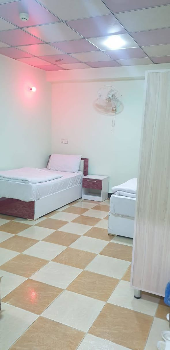 🏨 فندق الميقات السياحي
إذا تبحث عن الراحة والنظافة أثناء زيارتك للنجف الأشرف، فندق النجم الذهبي يرحب بيكم بكل سرور.

📍 الموقع: شارع المدينه ويبعد عن الامام 8 دقايق مشي

نوفر غرفًا:
🛏️ ثنائية
🛏️ ثلاثية
🛏️ رباعية

جميع الغرف:
❄️ مكيفة بالكامل
📶 مزودة بخدمة إنترنت (Wi-Fi)
🚿 تحتوي على صحيات (WC) خاصة
✨ نظيفة ومريحة، ومناسبة للعوائل والزائرين الكرام.

أهلاً وسهلاً بكم، ونسعد بخدمتكم ونتمنى لكم إقامة مريحة ومميزة في فندق الميقات السياحي 
للتواصل والاستفسار عبر الاتصال او وتساب ..***********
