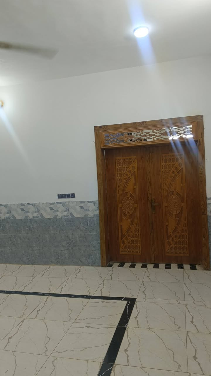 يا الله يا الله بيت المساحه 500 متر البناء 250 متر يحتوي على خمس غرف نوم وصالات اثنين استقبال 14 متر خدمات متوفره تبليط لحد باب البيت وكهرباء ومولد ذهبي يا بعد عن الشارع العام 150 متر على طريق يا علي عمود 155 الاستفسار على هذا الرقم الشارع 11 متر ***********

