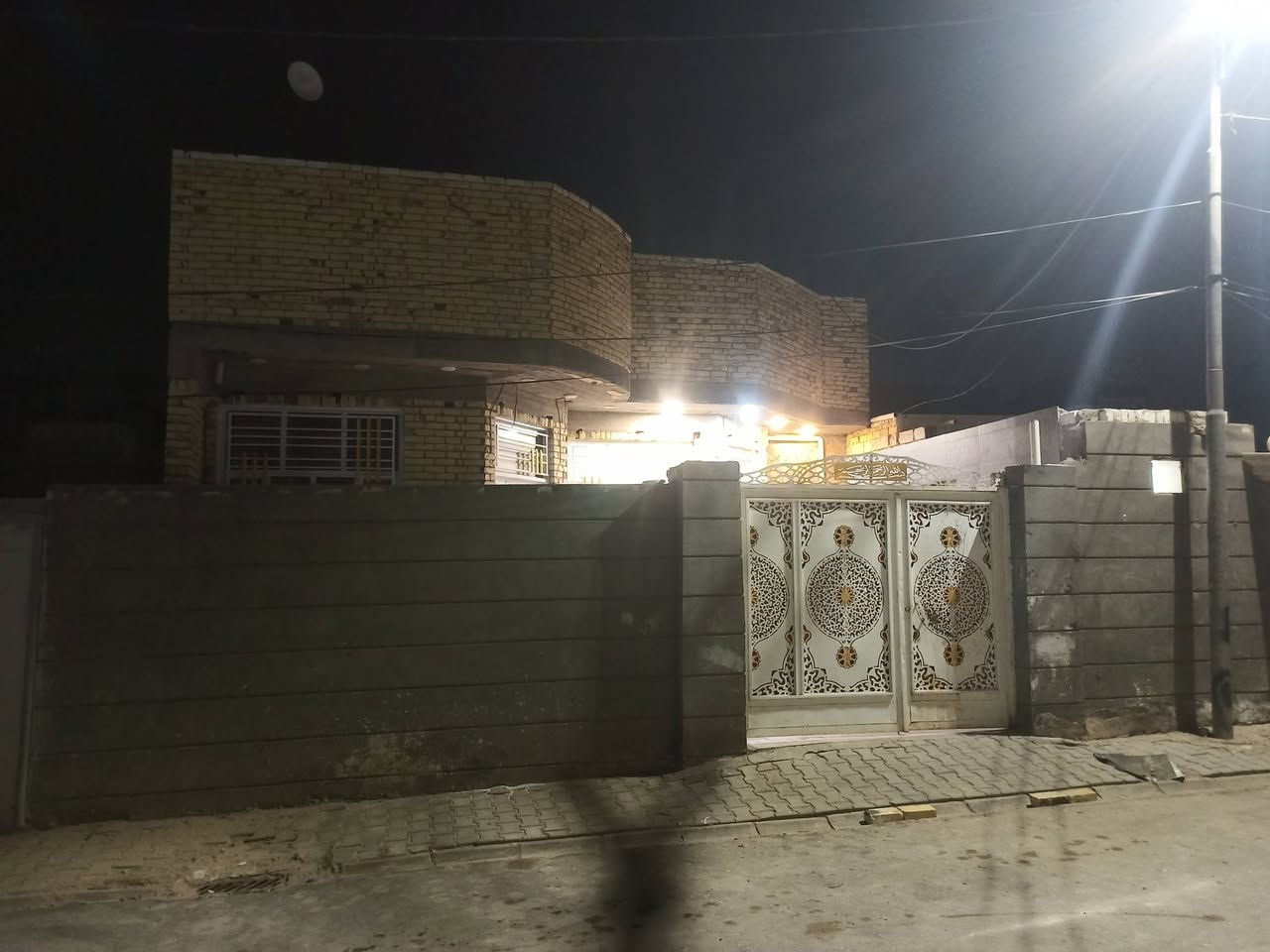 سلام عليكم بيت لبيع في حي الامينالاولملعبشهيدجمال المساحه 200 متر يبعد عن شارع العام 150متر  اساس رفت طابقين كافت خدمات السعر قفل 80 ما متواجت عل فيس ***********
