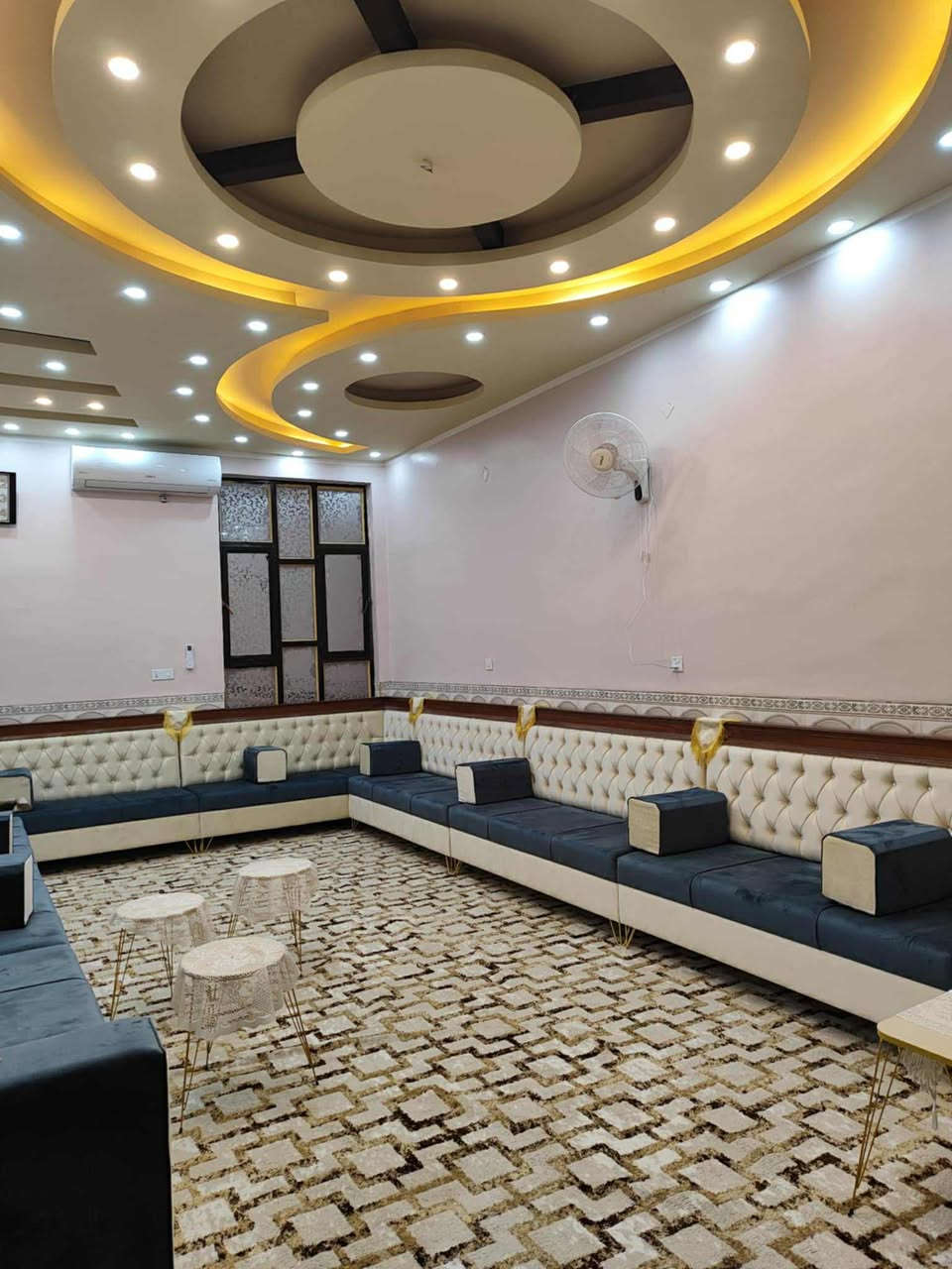 دار للبيع مساحه 400 متر طابو صرف مع محلات باب خارجيه للشقه ***********
