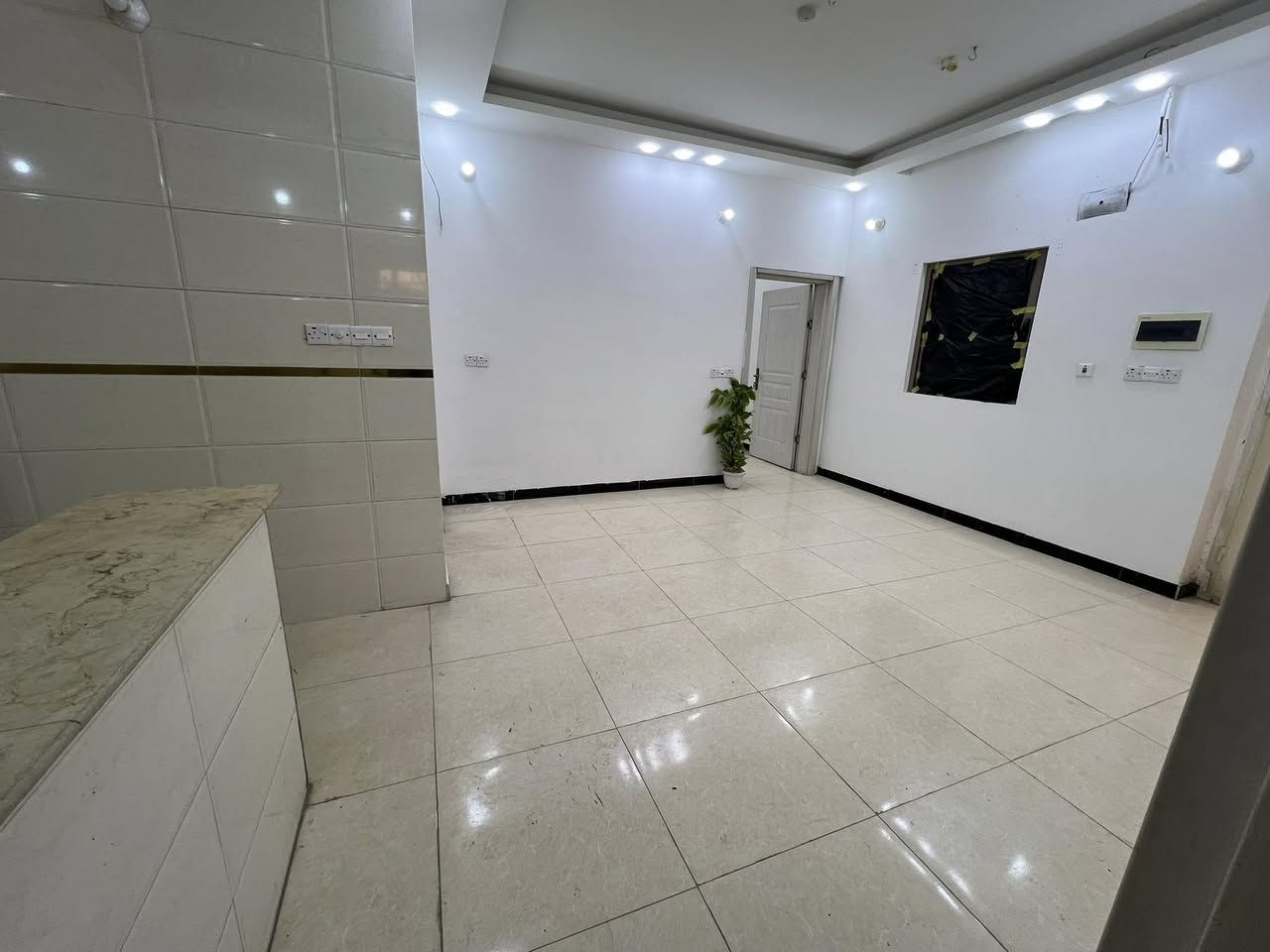 شقة للبيع المساحة 130 م ارضيه عالشارع طابو صرف/كرادة خارج 52 قرب ساحة التحريات /بناء حديث ٣ غرف/3حمامات /مطبخ واستقبال ومخزن تفاصيل اكثر ***********
