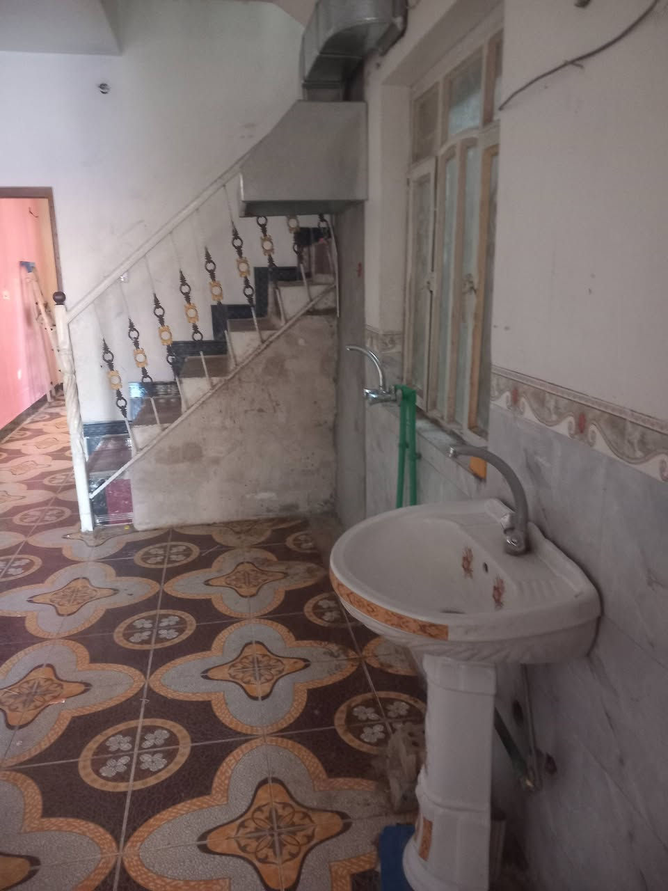 سلام عليكم بيت لايجار طابق ثاني.غرفه +صاله من ضمنه المطبخ  +استقبال لبيت كامل مابي نقص   زعفرانيه اربع شوارع خلف مول فيروز ***********
