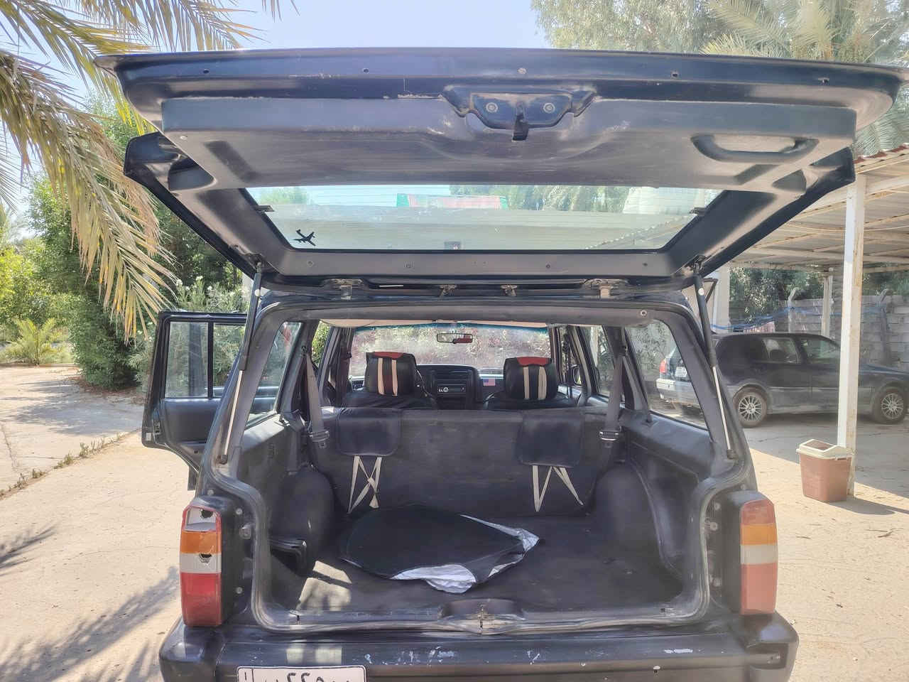 من رخصه الادمن جيب شيروكي جبلي ٢٠٠١ اخر إصدار السيارة بلاديه بمعنى بلاد لا محوره ولا ملعوب بيها ٧٠ وبيها مجال بسمي رقمها بغداد ومتواجد في بغداد ***********
