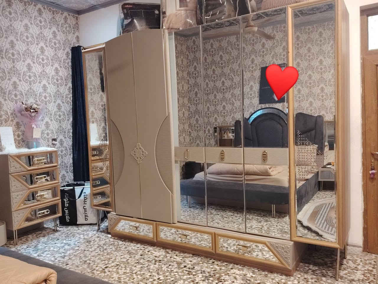 غرفة نوم للبيع نظيفه ٨ قطع ***********
