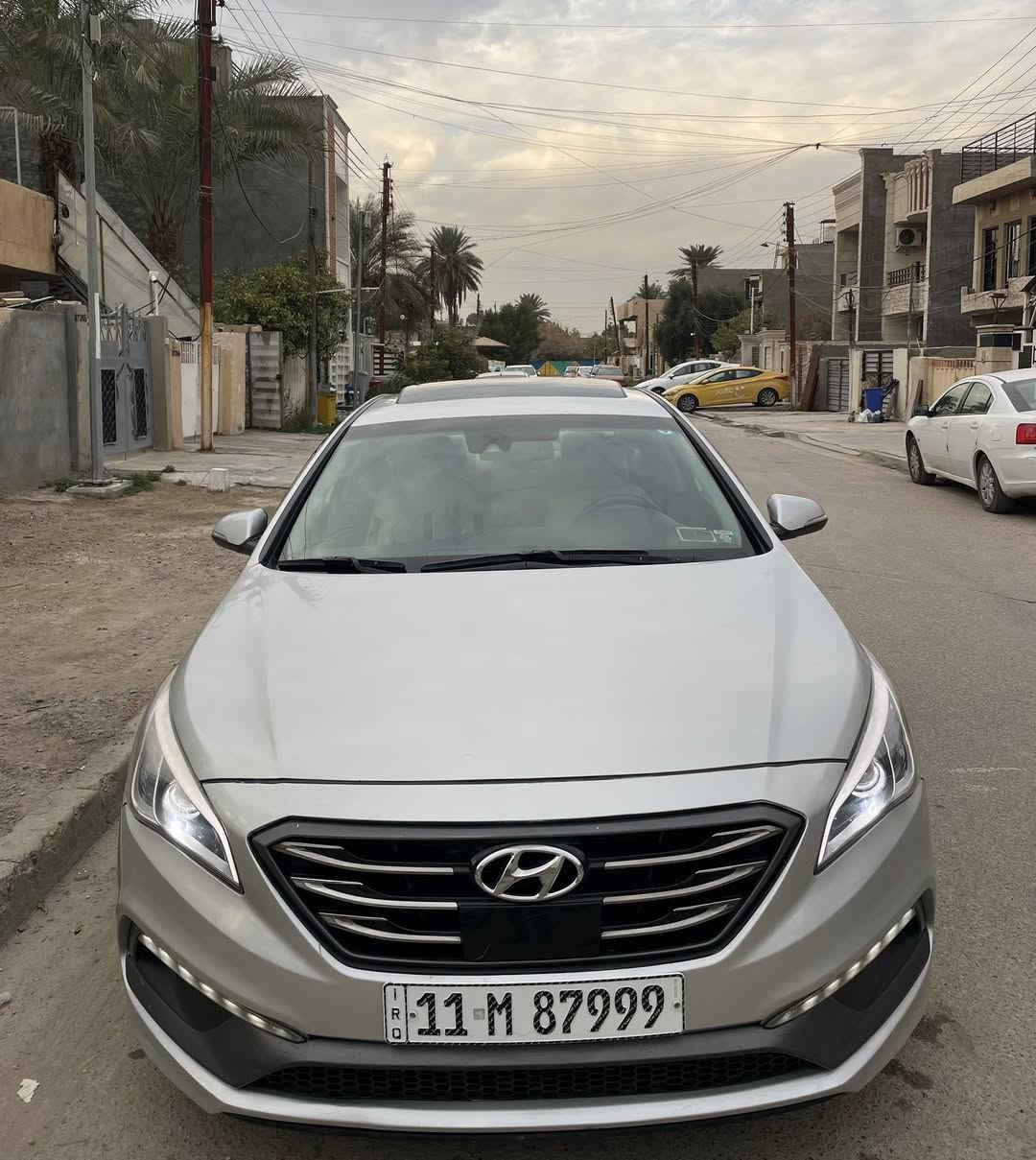 السلام عليكم
سوناتا 2017 فول لمتدد 1/1 محرك 2400 

.فتحة سقف

.كامرة خلفية 

.كرسي كهرباء 

.مقاعد جلد

.سايد بربك بصمة

.بصمة تشغيل+بصمة ابواب

.جنطة ذكية 

.بردات جانبية 

.مري قلاب 

.لايت زنون 

.تدفئة +تبريد كشنات 

.رادار امامي 

.حساسات خلفية +حساسات جوانب 

.دخول ذكي 

.تحديد مسار 

.اوتو هولد 

.لايت لد

بعد بيها هواي مواصفات 

تخم تاير جديد +باتري جديد +صدر امامي وخلفي جديد

ماشية ٧٩ ميل 

السيارة بيها ٤ قطع صبغ 

رقم بغداد تحويل مباشر 

مكاني بغداد العامرية 

***********

السعر ١١٨ وبيها مجال بسيط جدا
