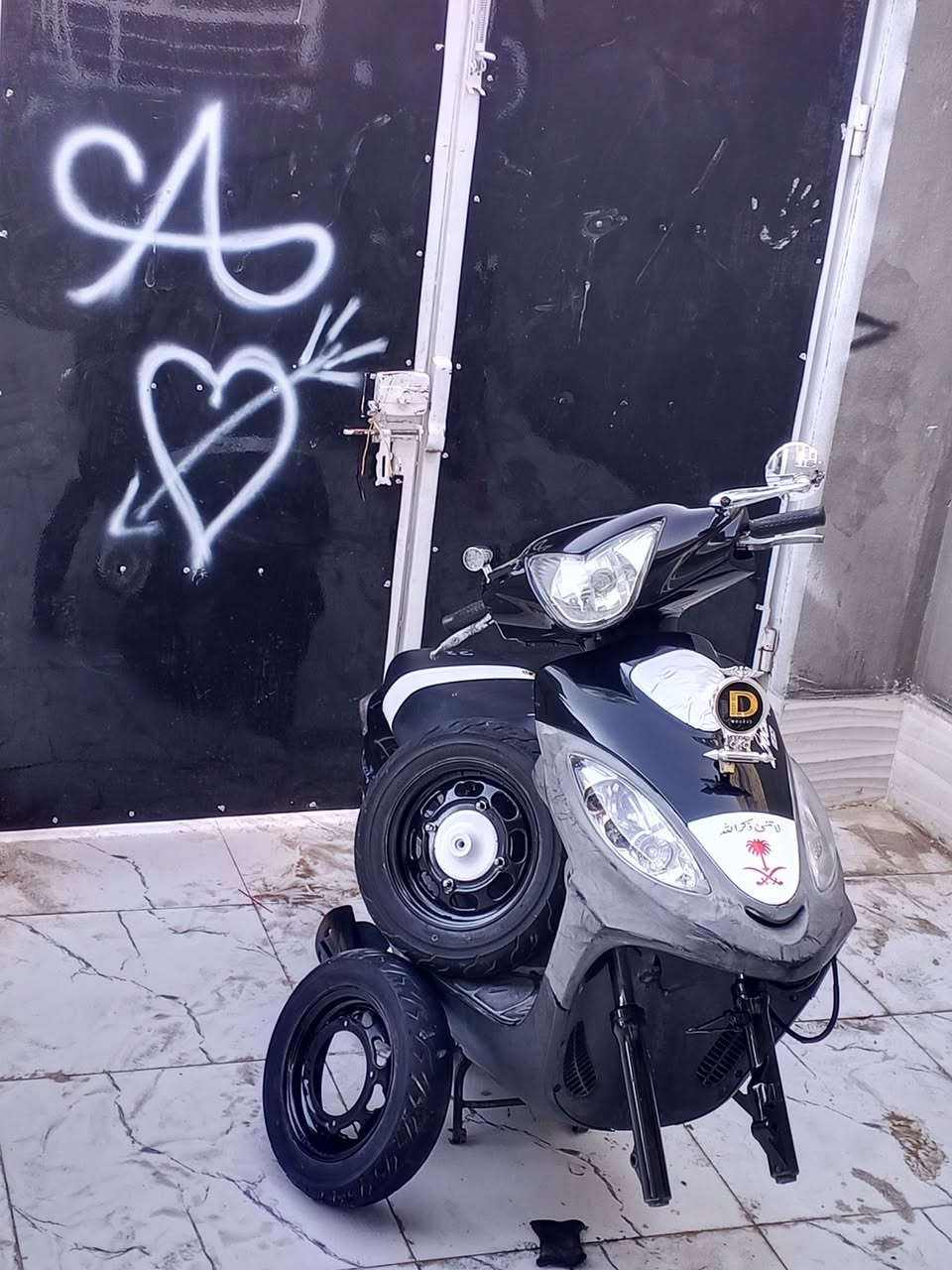 قلعه سكر 
سلام عليكم دراجه نفس ترتيب بس ما عده لوياله رجعن صبغتهن سود شوفت عينك دراجه نضيفه فول موديل 2013 
وشراي بل خدمه..👍


**إذا كنت صاحب هذا الإعلان وتريد حذفه لأي سبب، رجاءا أرسل رسالة إلى الدعم الفني**