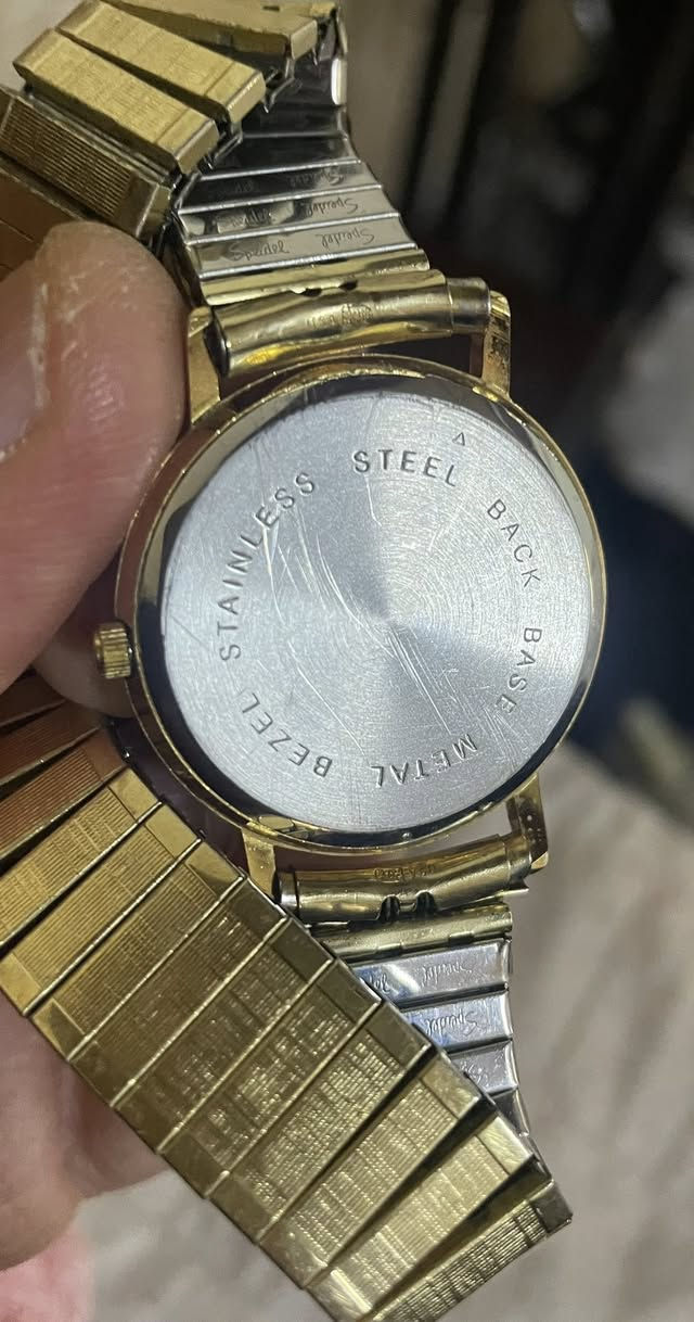 ساعة رمزيه تذكاريه من شركة بولوفا السويسريه لأحياء طقوس الماسونية الأسكتلندية من خلال الشعار النسر ذو رأسين 
قطر الساعة 35 ملم
طلاء ذهبي ثابت 
صنعت عام 1971 الساعه مخزنه
فنتج قديم معلمه بالكامل 
تعمل بنظام البطارية 
نسبة النظافه ‎%‎95 
وقت مضبوط جداً جدااااااااااااً
السعر 75 ألف للمهتم خاص
*********** المكان كركوك
يوجد توصيل
