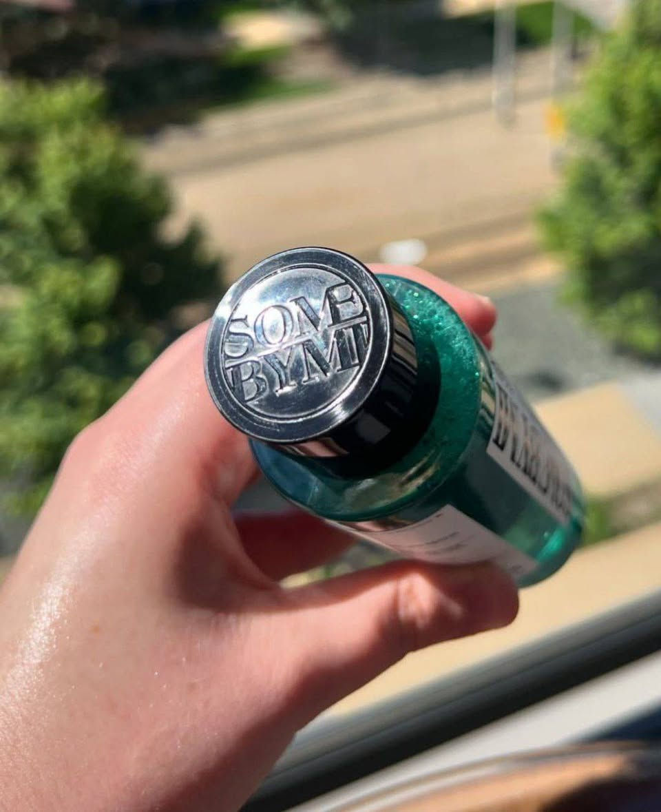 SOME BY MI AHA. BHA. PHA 30DAYS MIRACLE TONER - 150ML 🇰🇷💯
سوم باي مي تونر مقشر بالاحماض للوجه تونر المعجزة بوظيفة مزدوجة لاينظف البشرة من الشوائب فقط بل يعالج مشكلة البشرة الباهتة ايضاً ، فهو مثالي لكل من يريد الحصول على بشرة مرنة و نقية مكوناته صديقة للبشرة يحتوي على حمض ألفا هيدروكسي/حمض بيتا هيدروكسي/حمض PHA/نياسيناميد 2% وشجرة الشاي العضويه تساعد هذه المكونات على : تبييض وتفتيح البشره بشكل طبيعي.ترطيب وتغذية البشره ومنحها الرطوبه الازمه خلال اليوم. كما انه يعمل حمض ألفا هيدروكسي و بيتا هيدروكسي و حمض PHA كمقشر فعال لترك البشرة أكثر نظافة وإشراقًا من ذي قبل.

⭕فوائده:-
✅يقلل افراز الدهون الزائدة بالبشرة و يرطب البشرة و ينعشها
✅يخلص البشرة من الشوائب العالقة بالمسامات و الرؤوس السوداء و البيضاء
✅يقشر البشرة ويخلصها من الجلد الميت
✅يحسن من ملمس البشرة و يقوي نسيج الجلد
✅يساعد بالتقليل من اثار الحبوب 
✅قوامه مائي خفيف غير لزج و سريع الامتصاص
✅يمكن استخدامه للبشرة الحساسة و المعرضة للحبوب

✅ طريقة الأستخدام
بعد تنظيف البشرة بالغسول استخدمي التونر ضعي كمية مناسبة من التونر على شريحة من القطن و امسحي البشرة برفق و ركزي على المناطق التي بها حبوب
#الاصلي المنشأ كوريا 🇰🇷💯
السعر ١٥ الاف 
🚘يوجد خدمة توصيل لجميع محافظات العراق ٤ الاف 🚘


**إذا كنت صاحب هذا الإعلان وتريد حذفه لأي سبب، رجاءا أرسل رسالة إلى الدعم الفني**