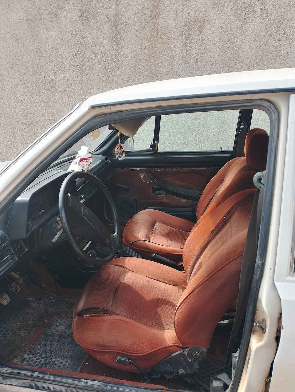 سلام عليكم برازيلي 87 رقم بغداد نكليزي بسمي مكينه 1600بلاديه كيره 5نمر تخم تاير جديد حداديه جديده السياره دواخله نضيفه بلاديه مسجله شغال كله علبلاد السياره نقص بيه بس شباك امامي وحواجب  السعر 30وبيه مجال بسيط  *********** لعنوان بغداد
