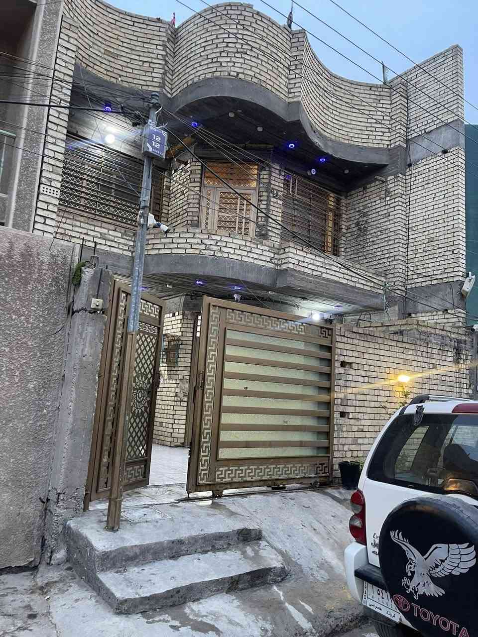 بيت للبيع مساحة 150 متر في البلديات الUN طابو ملك صرف 
ثاني فرع عن شارع 30 طابقين 
الطابق الاول استقبال + مطبخ + صالة + غرفة+ صحيات+ مناور عدد2 + مطبخ حار 
الطابق الثاني 3 غرف وصحيات 
السعر 450 مليون 
الاستفسار ***********
