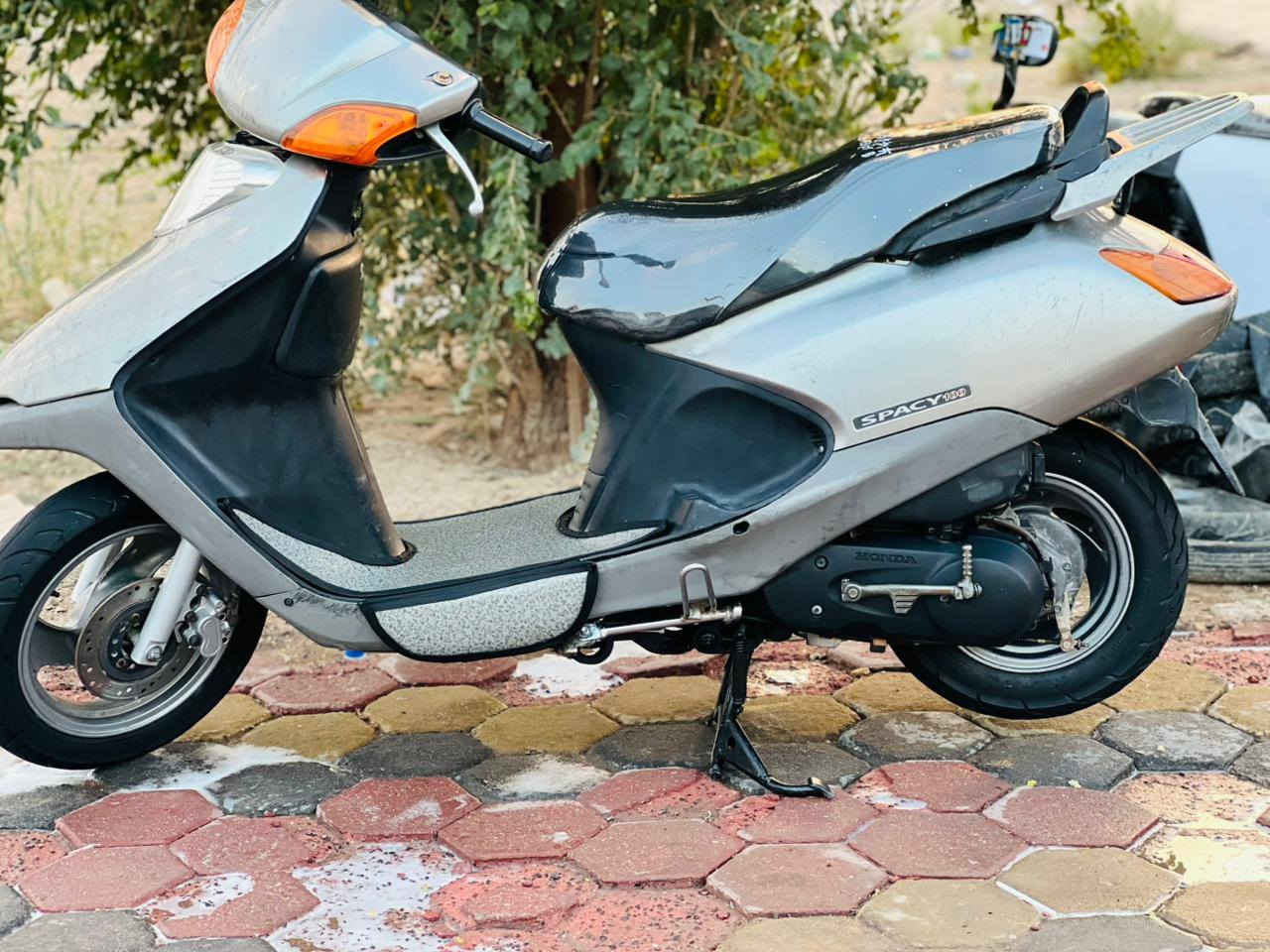 سلام عليكم دراجة سبيسي ياباني كفر اصلي ومكينه مفتوحهة رايمار اول مره فقططط كرهبيات كله شغاله قفل ستيرن قفل جنطة شغالت ماكان كوت ٧٥٠ وبيه مجال ***********
