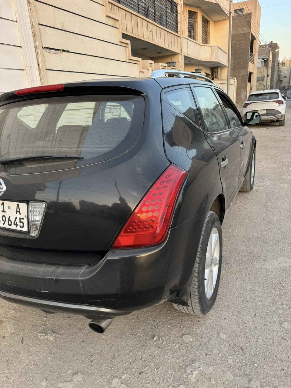 نيسان مورانو لون اسود رقم سليمانية 2008 بصمة. استلام شركة سردار سيارة نظيفة جدا والحمد لله. كلشي على وضعية الشركة وبدلت محرك جديد. 
محرك 6 سلندر حجم 3500 . ويل كب. تحكم ستيرن الجهتين. مسجل شاشة ودمام للصوت. جام اوتوماتيك وسنتر لوك. 
الباب الخلفي اليمين مبدل اصلي شركة. 
السعر ٩٥ ورقة
مكان السيارة بغداد. للتواصل ***********
