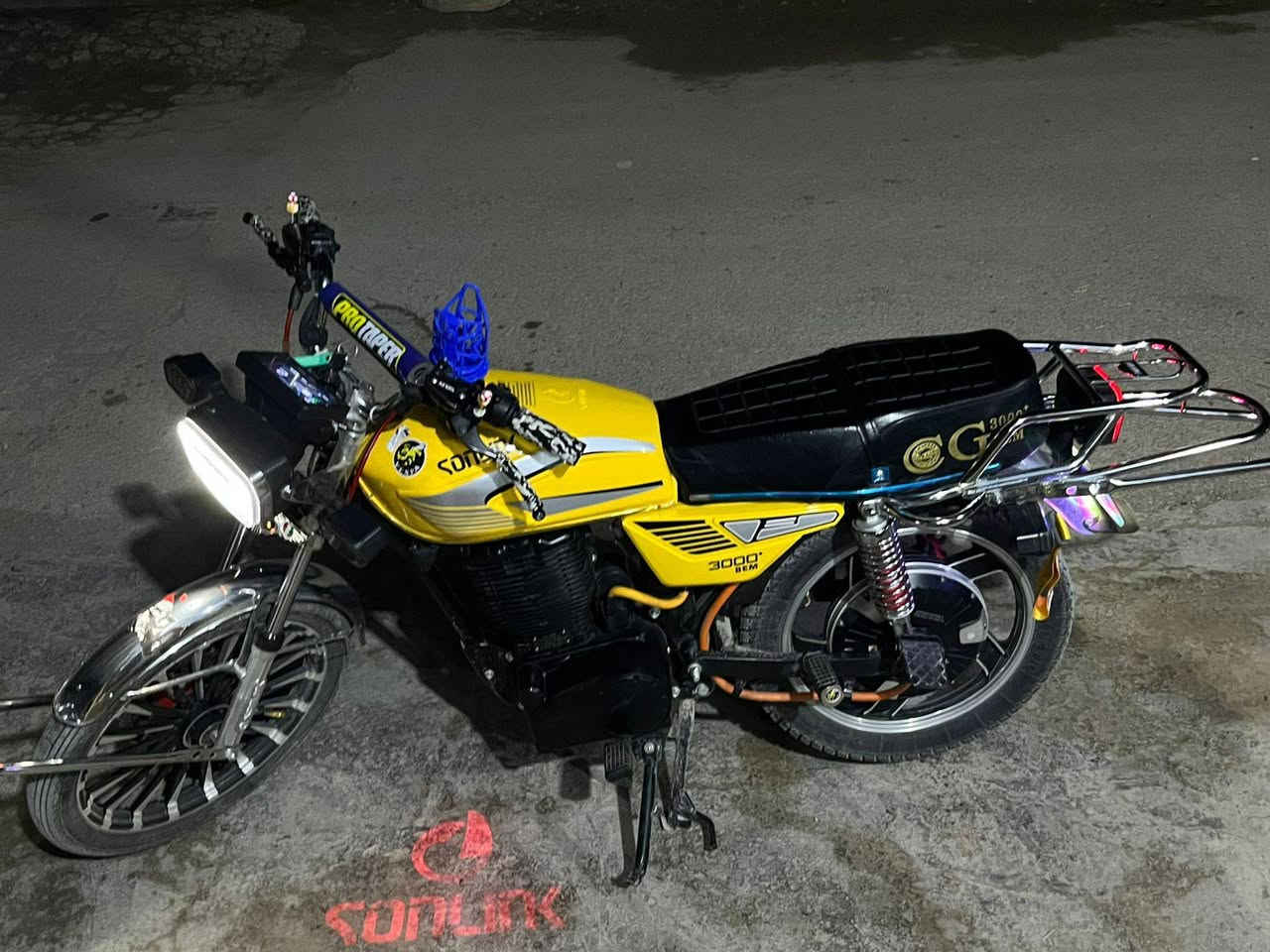 سلام عليكم دراجه نوع سونيك اصليه. وحده من أقوى دراجات شحن بل العراق لدراجه مستخدمه شهرين فقط بعده قويه ونضيفه.محرك قوى واط3000 يعني عزم انفجاري بالطلعات والشلعه. تشتغل 87فولت تنطيك استقرار وقوى ما موجوده بل دراجات لخرى. بطاريات ليثيوم فوسفات حديد أقوى بطاريات
سرعه 105كم/ساعه حقيقه.مجهزه بمقودProTaperرياضي اصلي تحكم والراحه تامه.لايت LEDثلجي يفرش طريق.ملاحضه دراجه ما بيه أي نقص لا شخط ولا عطل شغل واطلع وشاحنتها قويه.تجيك مجمبزه وحلو نضيفه وتجي وياه هديه جهاز حمايه للدراجه وسماعه اصليه هيه وشاحنتها. السعر(مليون و750)ملاحظه اني مشتريه مليون و900. واني صارف عليه هواي


**إذا كنت صاحب هذا الإعلان وتريد حذفه لأي سبب، رجاءا أرسل رسالة إلى الدعم الفني**