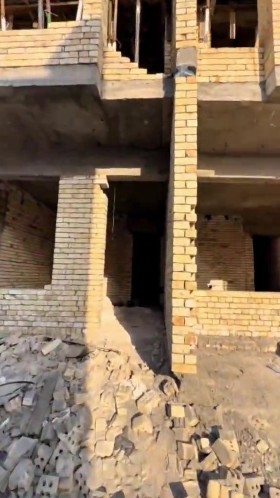 � عرض بناء منزل تسليم مفتاح 🏡 🔹 مساحة الأرض: 75 م² 🔹 السعر: 65 مليون دينار (قابل للتفاوض ضمن حدود المعقول) مواصفات المنزل: ✅ الطابق الأول: * استقبال * مطبخ * خدمات صحية * غرفة نوم ✅ الطابق الثاني: * غرفتا نوم * خدمات صحية 🔹 نوع البناء: طابوق 🔹 التشطيبات الداخلية: تشطيب تركي متكامل 🔹 التسليم: تسليم مفتاح 📞 للاستفسار والتواصل: ***********
