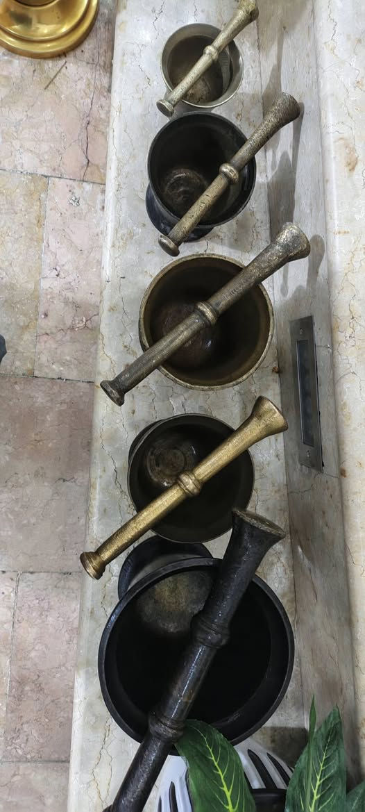 سلام عليكم هاونات بغدادي قديم ارتفاع والسعر موضح بالصور هاونات قديمه ثقيل الهاون الحبير لونه نادر ارتفاع حلو 20 
***********
