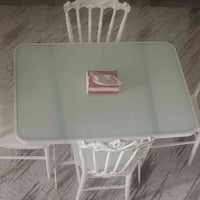 طاولة و٤ كراسي • طقم سفرة