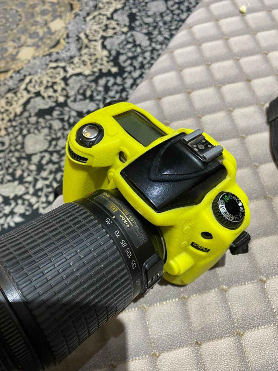 هذه كاميرا نيكون (Nikon) مزودة بغطاء حماية سيليكون أصفر من نوع easyCover للحماية من الصدمات والخدوش.تتميز هذه الأغطية بأنها مصممة خصيصًا لتناسب طرازات محددة من كاميرات نيكون، مثل D5300 أو D7100، وتسمح بالوصول الكامل لجميع المنافذ والأزرار.تظهر في الصورة عدسة نيكون DX، والتي غالبًا ما يتم بيعها كجزء من حزم (Packages) تتضمن حقيبة وبطاريات إضافية🌹🌹🌹🌹


**إذا كنت صاحب هذا الإعلان وتريد حذفه لأي سبب، رجاءا أرسل رسالة إلى الدعم الفني**