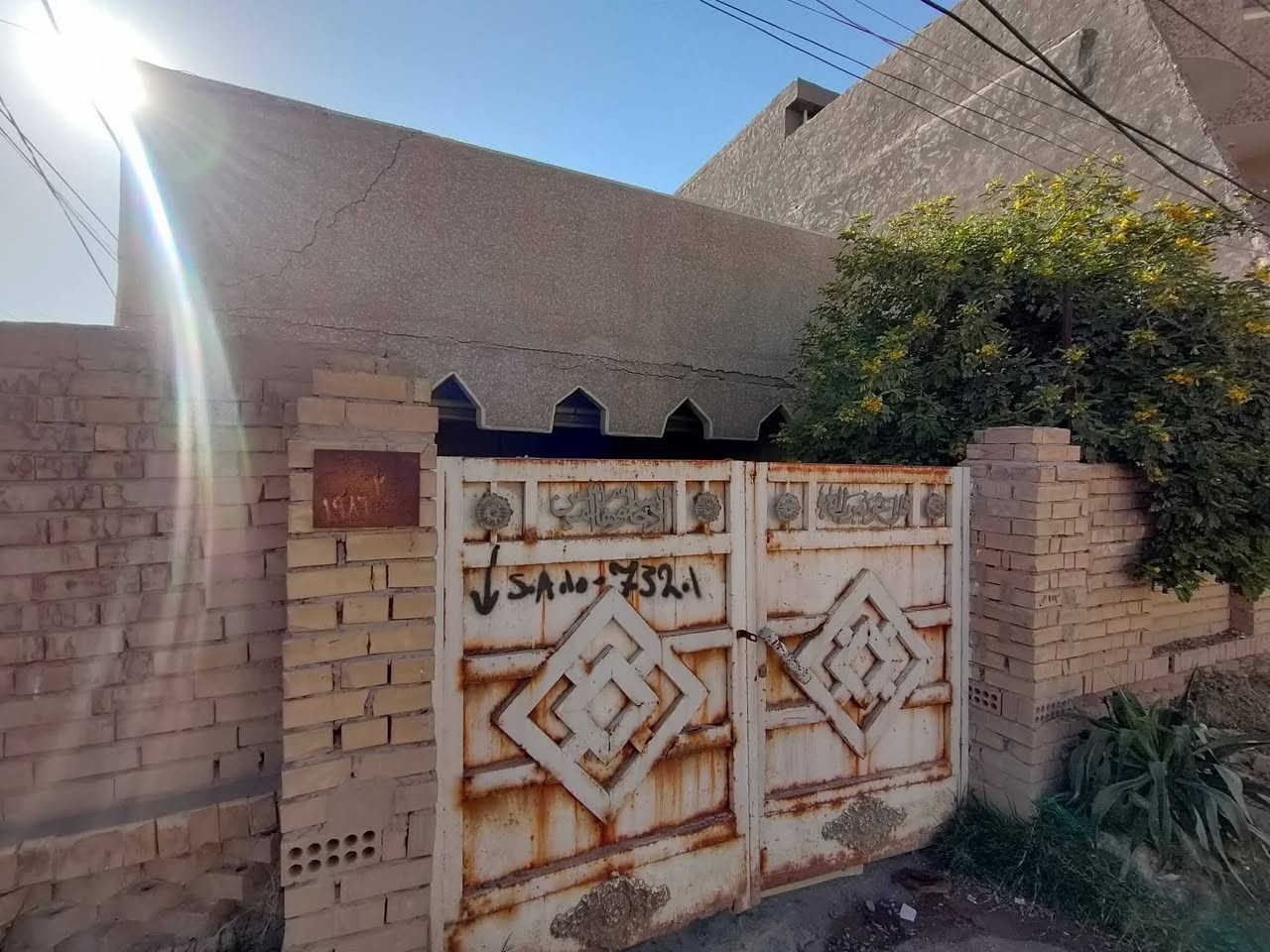 بيت للبيع في بابل / حي العسكري – شارع 80
المساحة: 220 متر مربع.
البيت قديم ويتكون من 4 غرف،
صالح للسكن حالياً، كما يعتبر فرصة مناسبة لمن يرغب بالهدم وإعادة البناء حسب التصميم الذي يريده.
المواصفات والخدمات:
عرض الشارع 20 متر
داخل فرع وقريب جداً من الشارع العام
تتوفر خدمات المجاري
إنترنت ضوئي (فايبر) متوفر
المنطقة مشمولة بالتبليط قريباً
نوع السند: طابو صرف (ملكية تامة).
السعر: عند التواصل.
للجادين فقط التواصل على الخاص أو الاتصال على الرقم: (***********).
