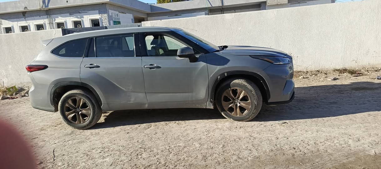 هايلندر موديل 2023 
 ماشيه 27
محرك اربعه توربو 
هايبرد 
بيها ثلاث انضمه للسرعه يكو وسبورت ونورمل 
فووول مواصفات 
فتحه بانوراما 
تحديد مسار 
رادارت 
بيها هواي مواصفات بعد وستيرن ذكي 
السعر 27 الف 
***********
