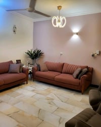 بيت أنيق للبيع في منطقة هادئة، يتميز بديكور داخلي عصري وأثاث مريح. يحت...